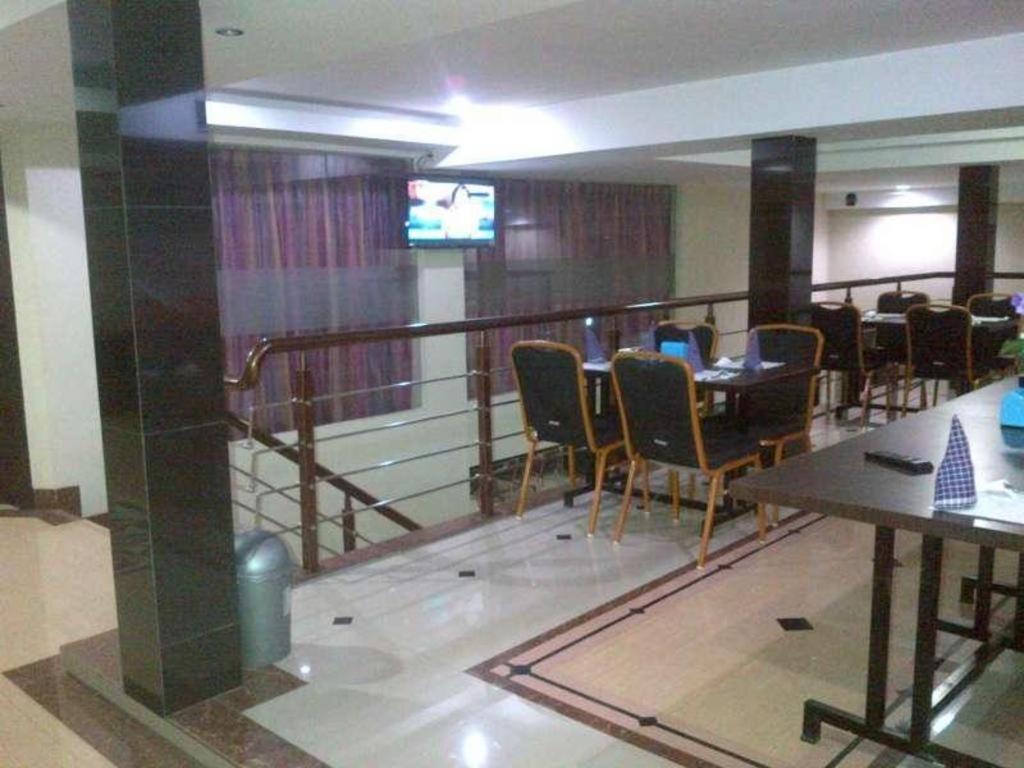 Erin Int Hotel Makassar Bagian luar foto